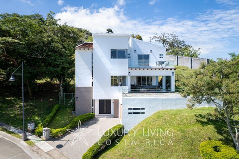 Casa Can Can   20319 - Casa moderna para venta en Condominio Cerro Colón  This beautiful house is located in the Cerro Colón Condominium characterized by being immersed in the mountains and surrounded by nature. The contemporary architectural house h...