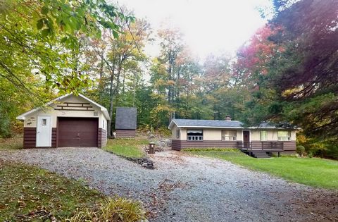You will be enchanted by this pretty 3 season chalet. The property is located on a beautiful wooded lot, with no rear neighbors and on a quiet street. In addition, it gives you access to the wonderful Lac Achigan and a private beach (for an annual fe...