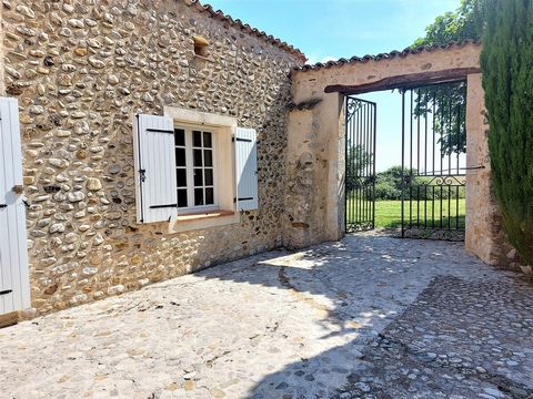 Ideally situated on the edge of Lac de Sainte-Croix, surrounded by lavender fields and boasting a 360-degree panoramic view of the mountains, the Valensole plateau, the Gorges du Verdon and the Alps. This former stone sheepfold boasts over 600 m2 of ...