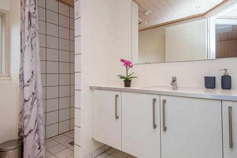 Maison d'activités avec fléchettes, billard et Nintendo Wii. Il y a un bain à remous dans la salle de bain ainsi qu'un bain à remous extérieur pour 5 personnes, où vous pourrez vous détendre et profiter de l'eau chaude quelle que soit la saison. Cuis...