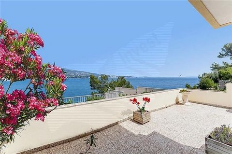 Renovated apartment with panoramic sea views and terrace on the ground floor of 55 m2 approx., 110 m2 approx., large living room with large windows, open kitchen furnished and equipped, 2 double bedrooms, wardrobes, 2 bathrooms, a.a hot/cold, double ...