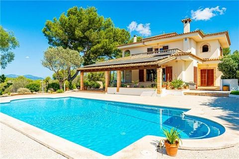 Detached villa with swimming pool on a plot of 1,983m2 approx. and sea views. This villa has an area of approximately 391m2 and consists of a large living room with 2 fireplaces, fitted and equipped kitchen, 5 double bedrooms, 3 bathrooms, wine cella...