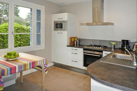 Classic Breton holiday home located in the middle of the popular resort. In slightly less than 200 meters you reach the largest sandy beach of the resort that extends to the charming port of La Trinité-sur-Mer in the west. Behind the traditional faca...