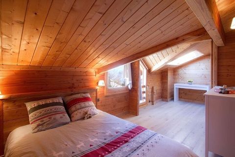 Este hermoso chalet de 5 dormitorios en Les Deux-Alpes tiene capacidad para 12 personas. Ideal para muchas familias o un grupo grande, ofrece una proximidad a la zona de esquí de Les Deux Alpes. Hay una acogedora chimenea en la sala de estar para sen...
