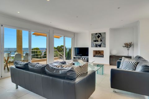 Magnificent minimalist bright villa in Benissa-Coast in a prime location, with large commercial premises on the lower floor + guest self contained apartment, just 200 m from Cala Baladrar (rocky beach) with a bar-restaurant. Stunning views of the sea...