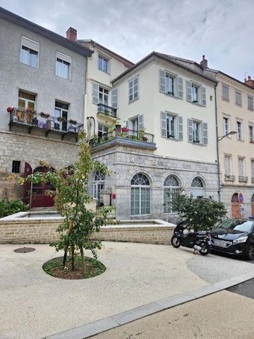 Thierry Valcke offers you, a building of character without trustee in the heart of the town of Salins les Bains, including a commercial premises of 120 m² overlooking a small square with fountain, Upstairs on two levels a spacious apartment totally r...