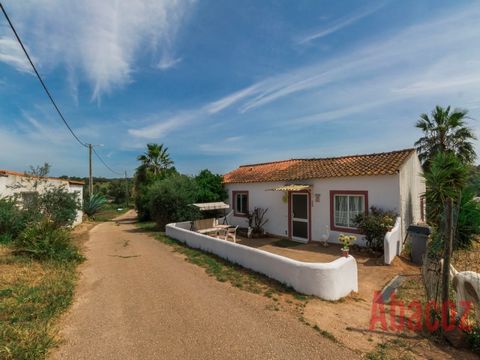 This country house is located in the beautiful countryside north of the peaceful city of Mexilhoeira Grande, within a few minutes drive from local restaurants, golf courses and beautiful beaches. The beautiful city of Portimão and Alvor are just 15 m...