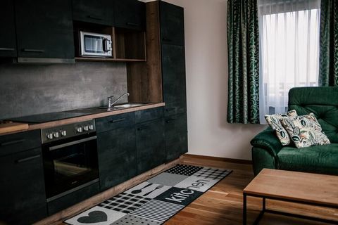 Cet appartement pour un maximum de 5 personnes est situé dans l'Aparthotel Lanz à Hohentauern en Styrie, à 1375 m d'altitude, et offre une vue magnifique sur les montagnes de Hohentauern. L'appartement offre un confortable salon/salle à manger avec u...