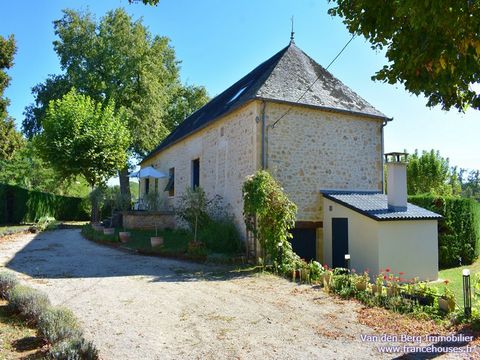 Rare property on the market. Very comfortable and completely renovated stone house with dovecote and its many outbuildings with nearly 17 hectares of (flat) land (woodland and meadows). Only 7' from the center of the medieval city of Gourdon and not ...