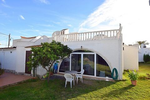 Casa bifamiliare con 2 camere da letto a Playa Flamenca. Casa bifamiliare completamente ristrutturata, con 2 camere da letto, a Playa Flamenca. Dispone di 2 camere da letto e 1 bagno, una terrazza vetrata affacciata sui giardini condominiali, un ampi...