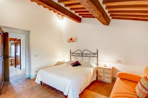 Deze villa in Toscane heeft 5 slaapkamer. Ideaal voor een wat groter gezin of vriendengroep. Er is een zeer ruime omheinde tuin en een groot zwembad. Je bent hier midden in een prachtige wijnstreek, bekende wijngebieden als Montepulciano (30 km) en M...