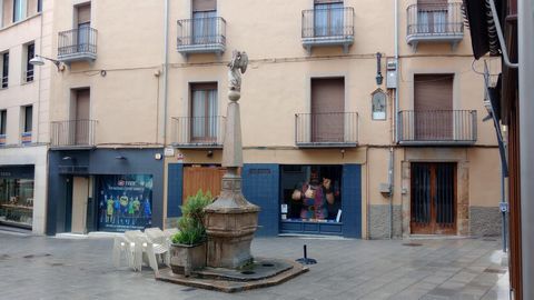 Gebäude zum Verkauf in Olot (Girona), zwei Gebäude können separat verkauft werden. Sehr gut gelegen, da es im Herzen der Stadt liegt. Neben dem Hospici und dem Museum von Olot und neben dem Markt und dem Einkaufsviertel. Es ist auch 100 m von der Kir...