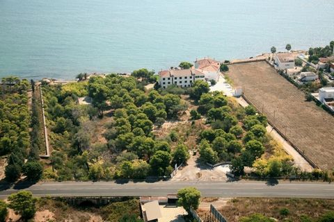 Bebaubares Grundstück zum Verkauf an der Strandpromenade von 13.500 m2. Gebäudedecke 4.350 m2. Es besteht die Möglichkeit, 1 Hotel / Hotel + 24 Wohnungen / Chalets zu bauen. Das Hotel liegt in der Gegend von Alcanar Playa, Costa Dorada. 3 km von Sant...