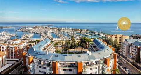 This charming apartment with a Tourist License offers an exceptional opportunity to live a unique experience in the beautiful town of Denia, Alicante. Located in a privileged position, right in front of the Denia Marina Sports Harbor and Marineta Bea...