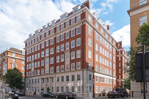 Vi är glada att kunna erbjuda denna rymliga lägenhet med fyra sovrum som ligger på sjätte våningen i detta prestigefyllda kvarter i Marylebone. Kvarteret är känt för att vara hem för Wallis Simpson, den amerikanska damen som gifte sig med Edward VIII...