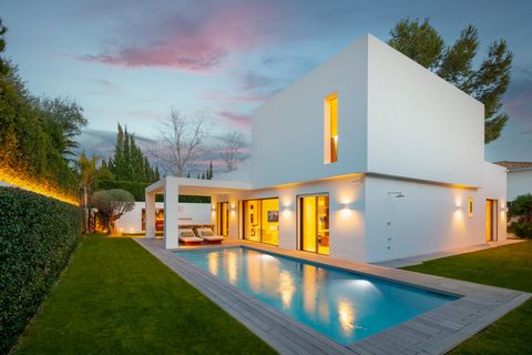 Beautifully renovated modern villa in Guadalmina Alta, close to several golf courses and amenities. This home is distributes on two levels and comprises, on the ground floor: hall; guest toilet; spacious living/dining room and fully equipped open-pla...