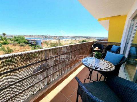 Moderno y confortable apartamento en la 2ª planta, en un edificio residencial, a solo 8 minutos a pie de la magnífica Praia da Rocha (800 metros). Este fantástico apartamento cuenta con dos dormitorios, ambos con cama de matrimonio, TV y aire acondic...