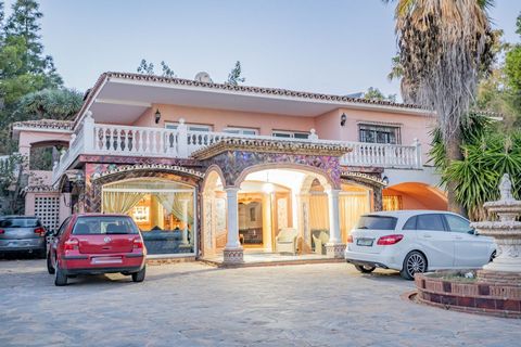 Magnificent Villa in Benalmádena Pueblo to finish renovating - Spacious property for sale located in a quiet area, with a land size of 2,638 m². The main house has two floors, with a living room and fireplace on the upper floor, and a terrace with im...