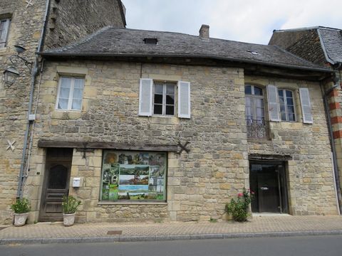 In the South of France in a small beautiful village you will find this stone building in good condition with slate roof also in good condition. This building gives you the opportunity to start a business on the ground floor and live on the first floo...