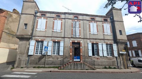 DIVISIBLE AND DEVELOPABLE BUILDING EXCLUSIVELY, In the heart of Nailloux, within walking distance of shops and schools. Ideal investors. Come and discover the potential of this historic 15th century building with its lovely old-world character (cemen...