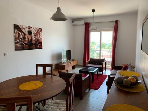 Dieses wunderschön eingerichtete und dekorierte, komfortable Apartment befindet sich im 2. Stock eines sicheren Gebäudes im Herzen von Ngaparou und besteht aus 2 Schlafzimmern mit jeweils einem Balkon, 2 Badezimmern, 1 Wohn-/Esszimmer, 1 voll ausgest...