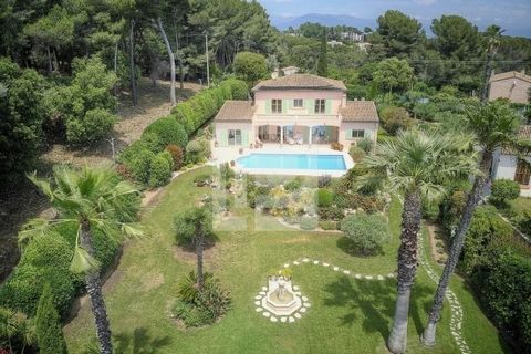 Built to the state-of-the-art, this well-crafted neo-Provençal villa boasts spacious rooms and rare high ceilings in all living areas. On one level, the majestic double-height entrance leads to : Right wing: a living room with a Napoleon III-style fi...