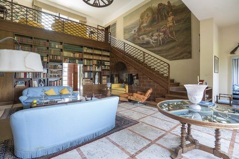 Construida por el conocido arquitecto milanés Piero Portaluppi entre 1932 y 1934, la espléndida Villa Del Dosso está situada en Somma Lombardo, en la provincia de Varese. Esta residencia histórica, una de las obras más significativas del gran arquite...