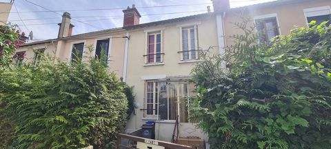 Nous vous proposons cette jolie maison située dans le quartier paisible et recherché du Val Notre Dame à Argenteuil. Idéalement située, cette maison est proche de toutes les commodités : écoles, commerces, et la gare du Val d'Argenteuil est accessibl...