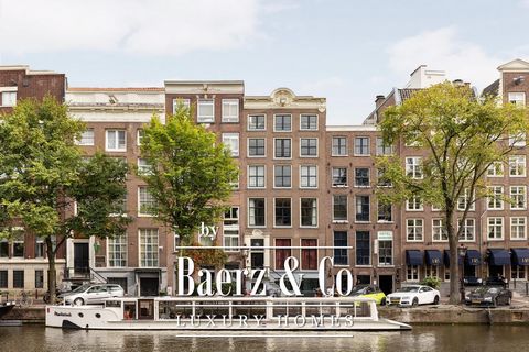 Singel 299-2, 1012 WH Amsterdam Aan het charmante Singel bieden wij dit stijlvolle appartement van ca. 203m² aan! De woning is verdeeld over drie verdiepingen en beschikt over drie slaapkamers, een ruime woonkamer met luxe open keuken, voldoende opbe...