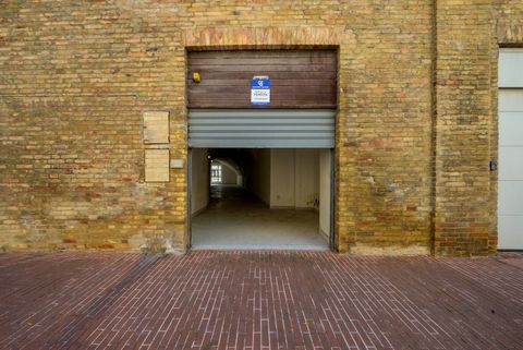 OBJEKTBESCHREIBUNG Am Eingang zur Stadt bietet dieses Labor mit automatischer Zufahrt von der Via Primo Luglio aus einen großen Raum, ein Badezimmer, einen Abstellraum und ein großes Fenster mit Blick auf die Via Cesare Battisti. ZUSTAND UND AUSFÜHRU...