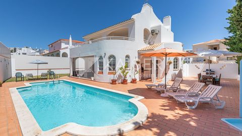 Virtuell rundtur | Video | Homestaging Denna ljusa och helt inhägnade fastighet, med pool, lättskött trädgård och carport ligger i hjärtat av Albufeira, med gångavstånd till alla bekvämligheter såsom stormarknader, affärer, restauranger, barer/nattli...