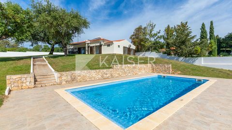 This lovely 4-bedroom single-storey villa with heated pool, garage and lawned garden, is located in a peaceful semi-rural area and is just a 10 min. drive from Albufeira town, marvellous beaches and golf course.   The villa was fully renovated recent...