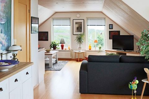 Separate Ferienwohnung im Dachgeschoss eines Privathauses mit fantastischer Lage am Meer in Frillesås. Die Aussicht oben vom Balkon ist herrlich! Sie erreichen das Meer nach nur einem kurzen Spaziergang entlang des Weges vom Haus aus. Die Badestrände...