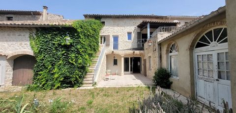 En el corazón de un pueblo cerca de las gargantas del Ardèche, residencia del siglo XIX llena de historia. SH 273m2. Garaje doble, dependencias, jardín de 705m2 y piscina de 4,5X9m. La casa consta en la planta baja de un gran salón decorado con bóved...