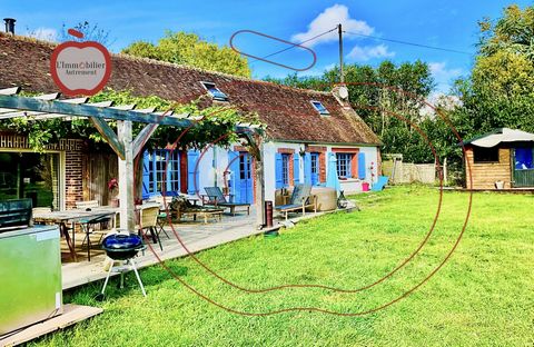 Nichée au cœur d'un écrin de verdure, venez découvrir cette belle longère typique et sa vue dégagée sur la vallée. Depuis la terrasse extérieure, vous accédez à un vaste espace de vie, comprenant une cuisine lumineuse, avec un plafond cathédrale, ouv...