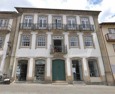 Magnífico edificio de 3 plantas y 3 frentes distribuidos en 3 calles, con una superficie total de 978 m2 divididos en 5 unidades de uso totalmente independiente. La casa principal tiene una imponente entrada con una antecámara de piedra y una hermosa...