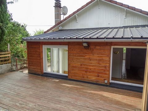 In de stad Mennetou-Sur-Cher nodigen wij u uit om dit charmante woonchalet met een mooi aangenaam en zonnig terras te verwerven. In 66m2 omvat de binnenruimte een entree, een woonkamer van 26 m2 met pelletkachel, een keuken met eethoek en erker die u...