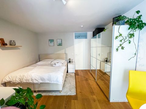 Das moderne und voll-ausgestattete Apartment verfügt über eine Wohnfläche von etwa 30 qm. Der gesamte mit Echtholzparkett ausgelegte kombinierte Wohn-Schlafbereich verfügt über ein Kingsize Boxspringbett (180 cm x 200 cm) einen Esstisch mit Stühlen s...