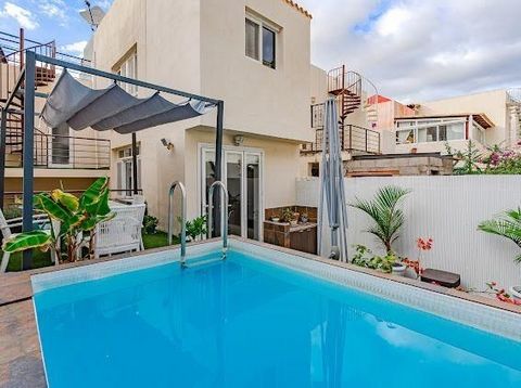 Bienvenue dans votre nouvelle maison avec une vue imprenable sur la mer ! Cette charmante maison offre trois chambres spacieuses et deux salles de bains modernes pour un maximum de confort. Profitez de l’intimité de votre propre piscine et détendez-v...