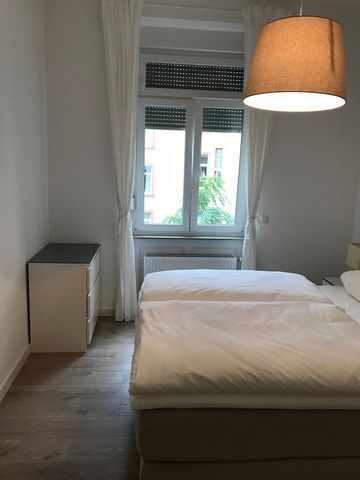 Erstbezug nach Sanierung Das Apartment befindet sich im 2.OG eines Mehrfamilienhauses,in zentraler Lage Sachsenhausens. Die Wohnung ist vollmöbiliert. Das Apartment befindet sich ca 10 m vom Main der sich zum Joggen und Spazierengehen anbietet. Die I...