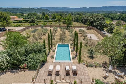 Provence. Vaucluse. 40 minutes from Aix en Provence and its TGV station. 5 minutes by car from the magnificent village of Lourmarin, Located in the countryside of Puyvert, in absolute calm, this charming property offers 520 m2 of total living area co...