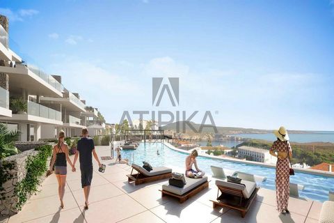 Luxe penthouse-duplex gelegen in een privé en bewaakte urbanisatie op vijf minuten van het prachtige strand van Arenal d'en Castell, met exclusieve diensten en faciliteiten. Het gebouw beschikt over een receptie en conciërgedienst, een cafetaria, ver...