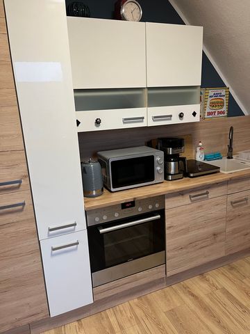 55qm - Apartment in Hammer Osten mit offener Wohnküche, Schlafzimmer und Bad. Die Küche ist komplett ausgestattet und beinhaltet ein Wasserkocher, eine Kaffeemaschine mit Timer-Funktion, Mikrowelle, Induktionskochfeld inklusive Kochtopf und Bratpfann...