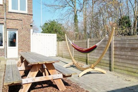 Cette confortable maison de vacances à Zuienkerke, en Belgique, est située près de Blankenberge, au bord de la mer. Il dispose d'une agréable terrasse et peut accueillir jusqu'à 10 personnes. Idéal pour les familles avec enfants. Passez vos journées ...