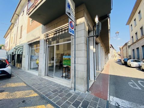 VENTE - Via Roma 42 A vendre local commercial vide et prêt à l’emploi. CHAUFFAGE Charges de copropriété 15,00 € environ par mois. Trois grandes fenêtres. Surface de vente d’environ 30 m², salle de bain d’environ 10 m². Grande exposition. Contactez-no...