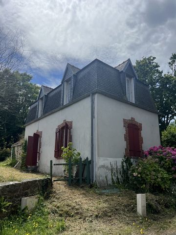 Come and discover this charming house, to be refreshed, located in the middle of a bucolic path of ROSCANVEL a stone's throw from the beach, the coastal paths and the village. Its environment will charm you as much as its architecture from the 30s. I...