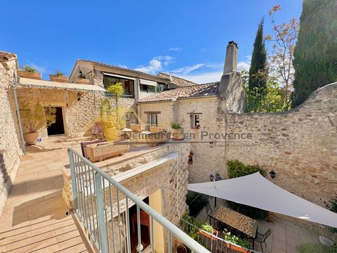 Dans la haute ville de Vaison la romaine, nous vous proposons cette charmante demeure, de 180m2 , en pierre provencale apparante offrant de nombreuses terrasses sans vis à vis. Avec 4 chambres dont 2 avec terrasses privatives ce bien aux prestations ...