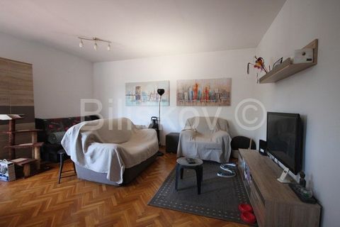 Split, Blatine, komfortable Zweizimmerwohnung 71,82 m². Die Wohnung befindet sich im zweiten Stock eines kleineren Gebäudes mit Aufzug. Sie besteht aus einem Wohnzimmer, einer Küche mit Esszimmer, zwei Schlafzimmern, einer großen Loggia, einem Badezi...