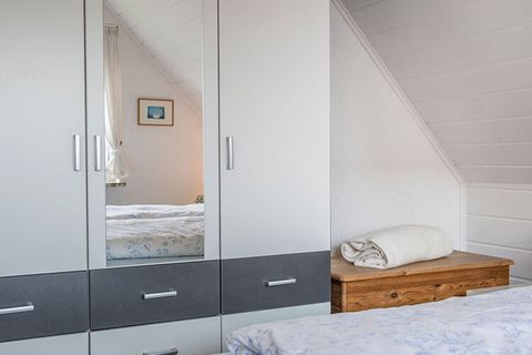 Zwei Personen fühlen sich in der Ferien-Oberwohnung (50 qm) in der ersten Etage pudelwohl. Die geräumige Wohnküche mit Fernseher, Sitzgruppe, Essecke und einem kleinen Balkon laden zum Entspannen ein. Ihr Bad ist mit einer Dusche, einem WC und einer ...