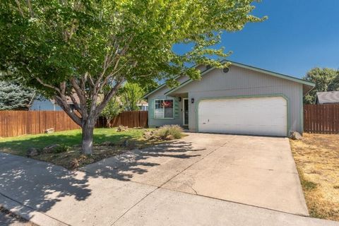 Adorable 3 bed 2 bath home in well established and quiet neighborhood. This lovely home offers vaulted ceilings, new appliances, modern trendy cabinets, open floor plan and custom bar top. This home sits on an oversized lot with large backyard perfec...